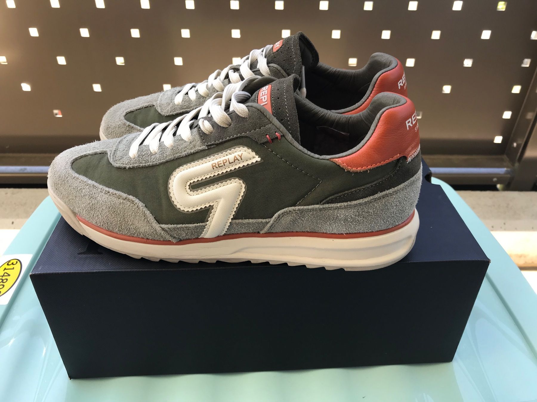 Replay Scarpe da uomo: Très jolie paire de baskets Replay. – Nuovo (secondo la descrizione) da Lausanne venduto da arn_5ypf
