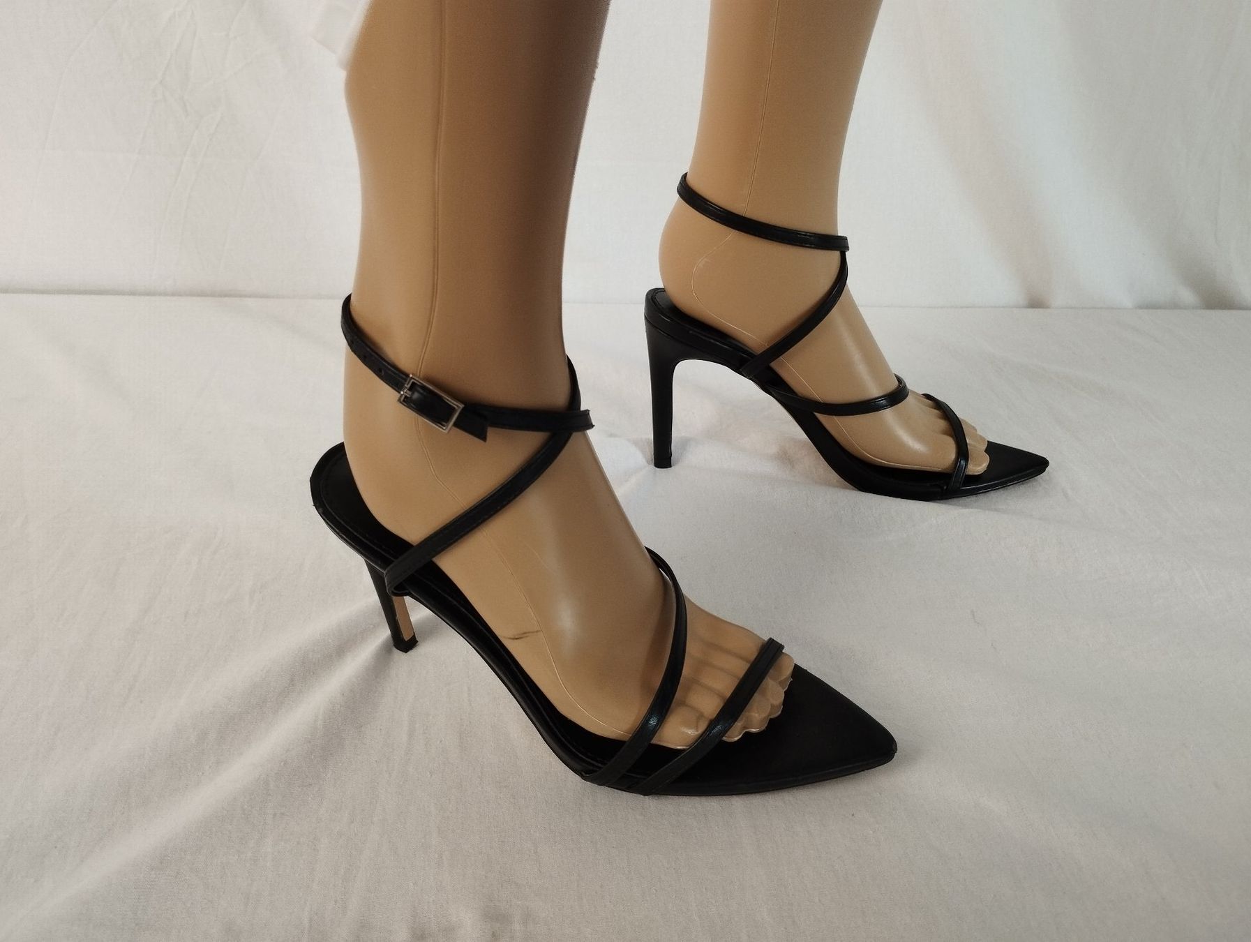 Scarpe da donna: RAID Riemchensandaletten schwarz Gr. 36 – Usato da Schübelbach venduto da Restwert_Schubelbach 1