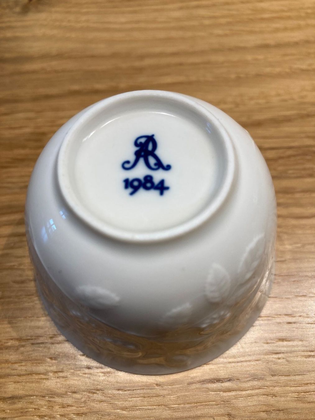 Tazze: Meissen Becher mit floralem Muster, Weiss – Usato da Winterthur venduto da silen 6