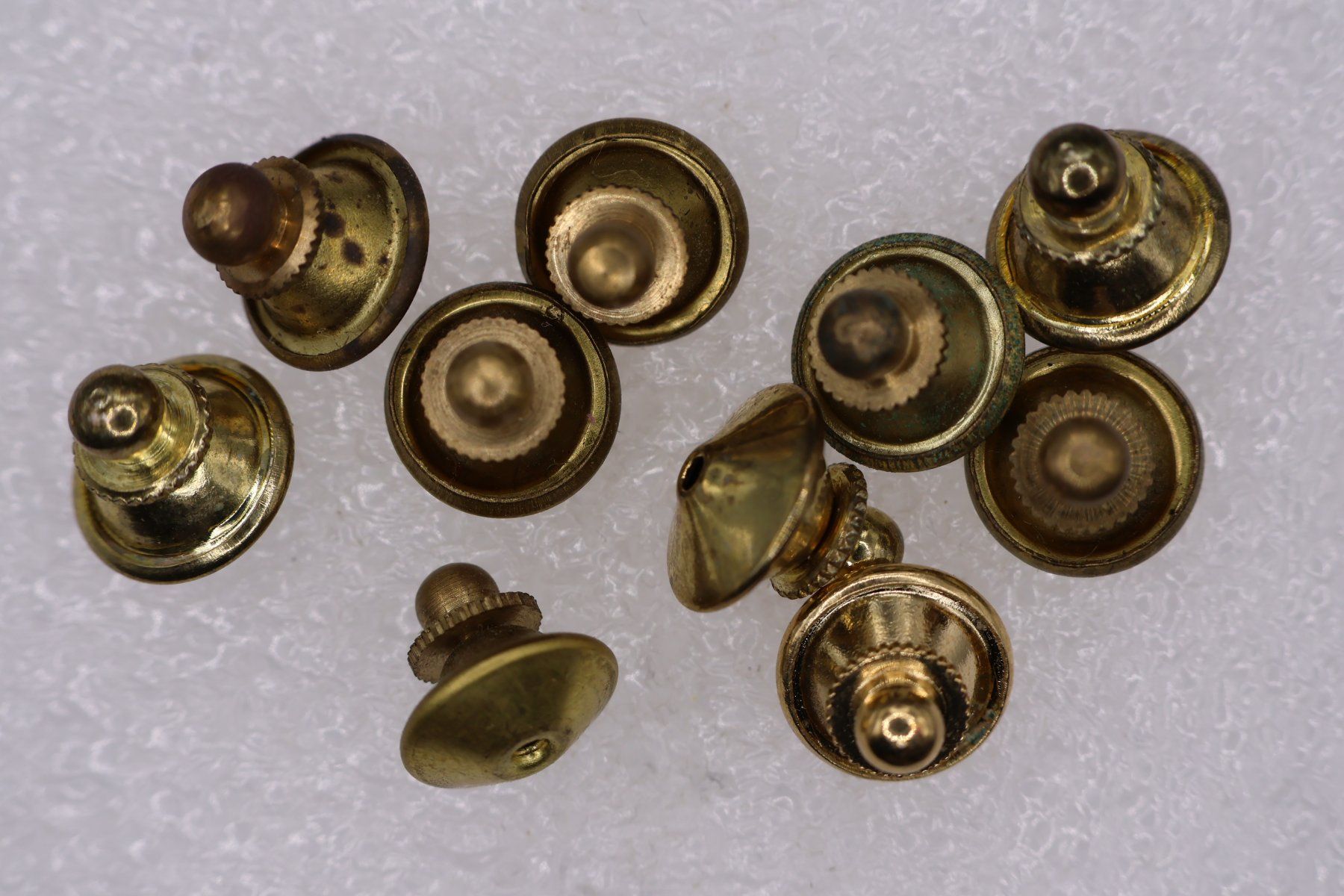Plaketten & Abzeichen: 10  Sicherheits Clips für Pins  – Gebraucht aus Winterthur von Sammleroase