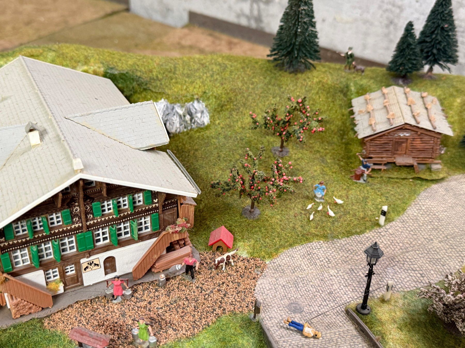 Modellini di ferrovie: Maquette paysage de train HO maison avec éclairage intérieur – Usato da Moutier venduto da Bora33 7