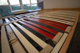 Gästebett aus Holz mit 2 Liegeflächen und roviva-Rosten