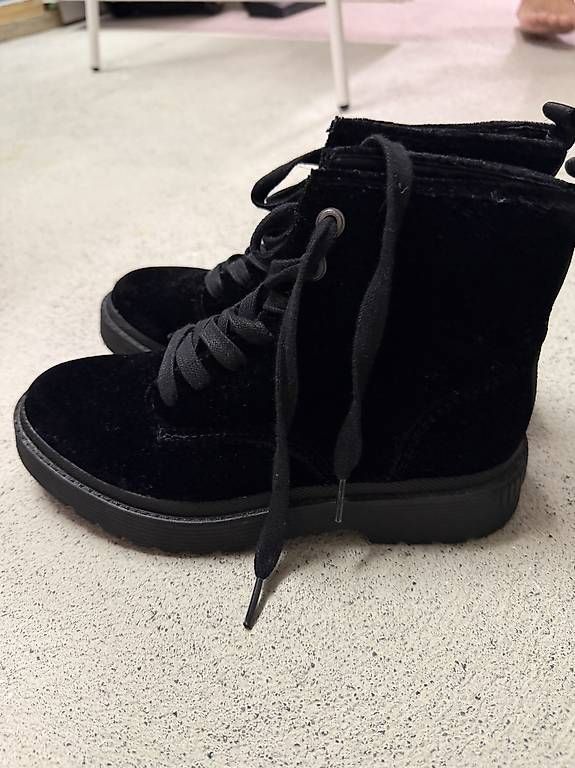 Chaussures femmes: SCHWARZE HIGH-TOP STIEFEL MICHAEL KORS – D'occasion à Märstetten par sha_9p7c 2