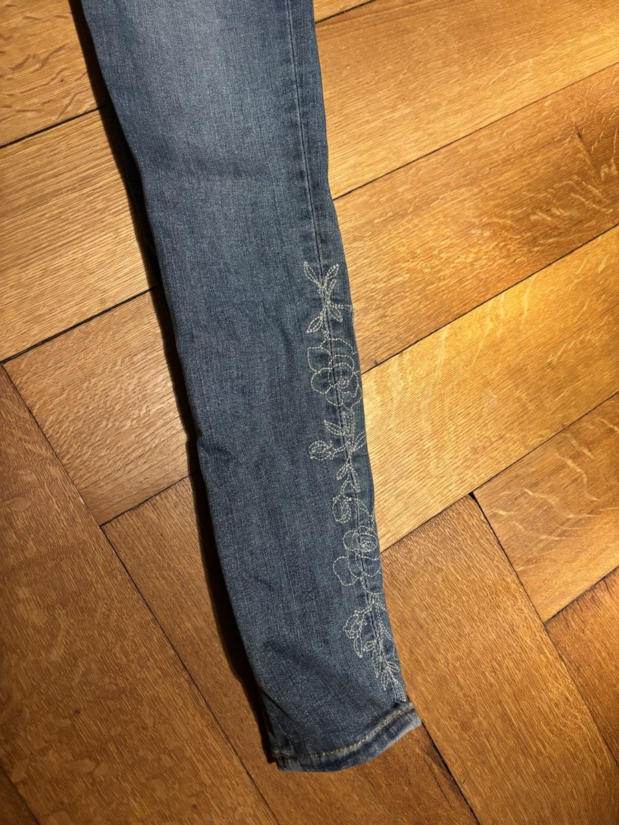 Jeans: Levis Jeans mit Stickereien – Nuovo (secondo la descrizione) da Bern venduto da Rissii 1