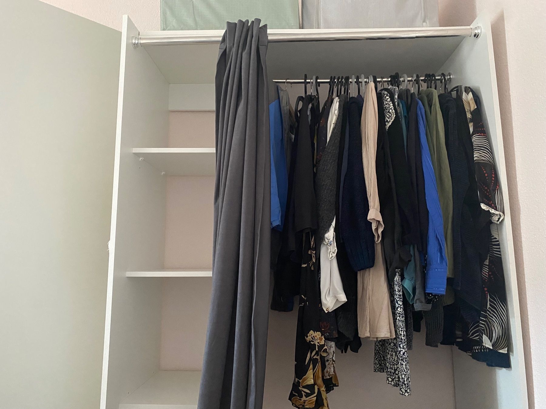 Armadi: Dressing / Kleiderregal mit Vorhang – Usato da Beromünster venduto da sar_kn2d