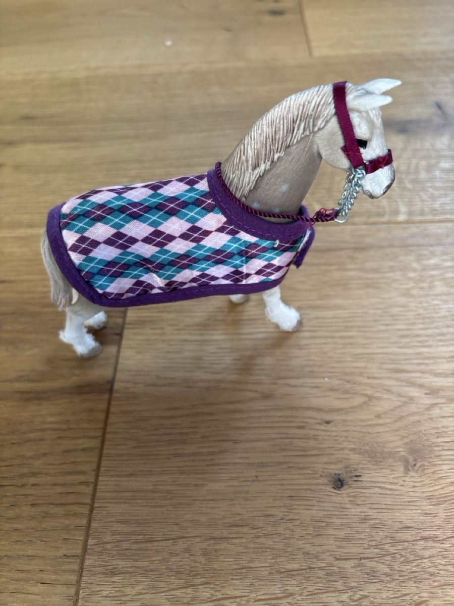 Schleich Spielzeuge: Schleich Pferde mit Decken und Halfter (11) – Gebraucht aus Meiringen von enilorac2000 1