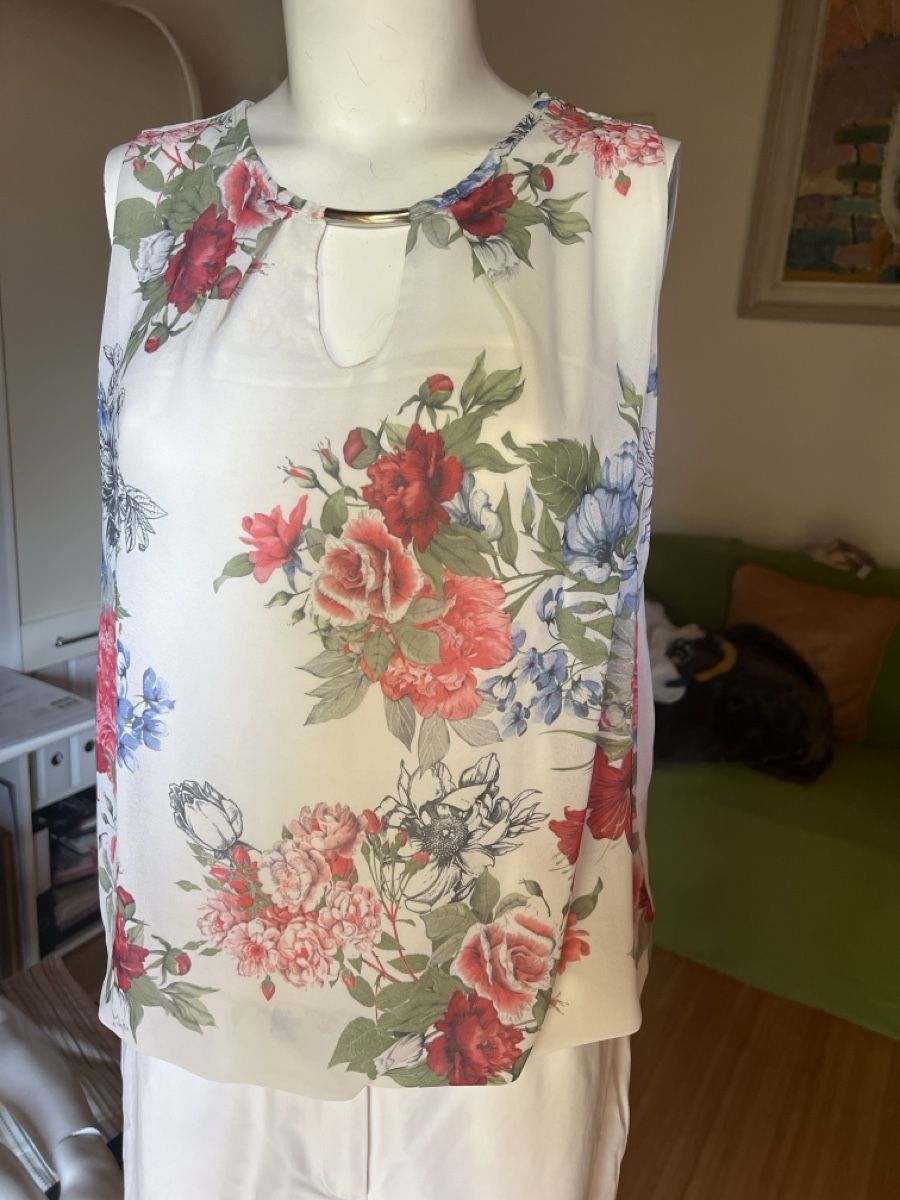 Blusen: elegante ärmellose Bluse mit raffinierten Dekolete – Neu (gemäss Beschreibung) aus Bonaduz von Malves10