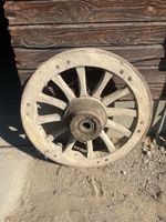Schönes altes massives Wagenrad
