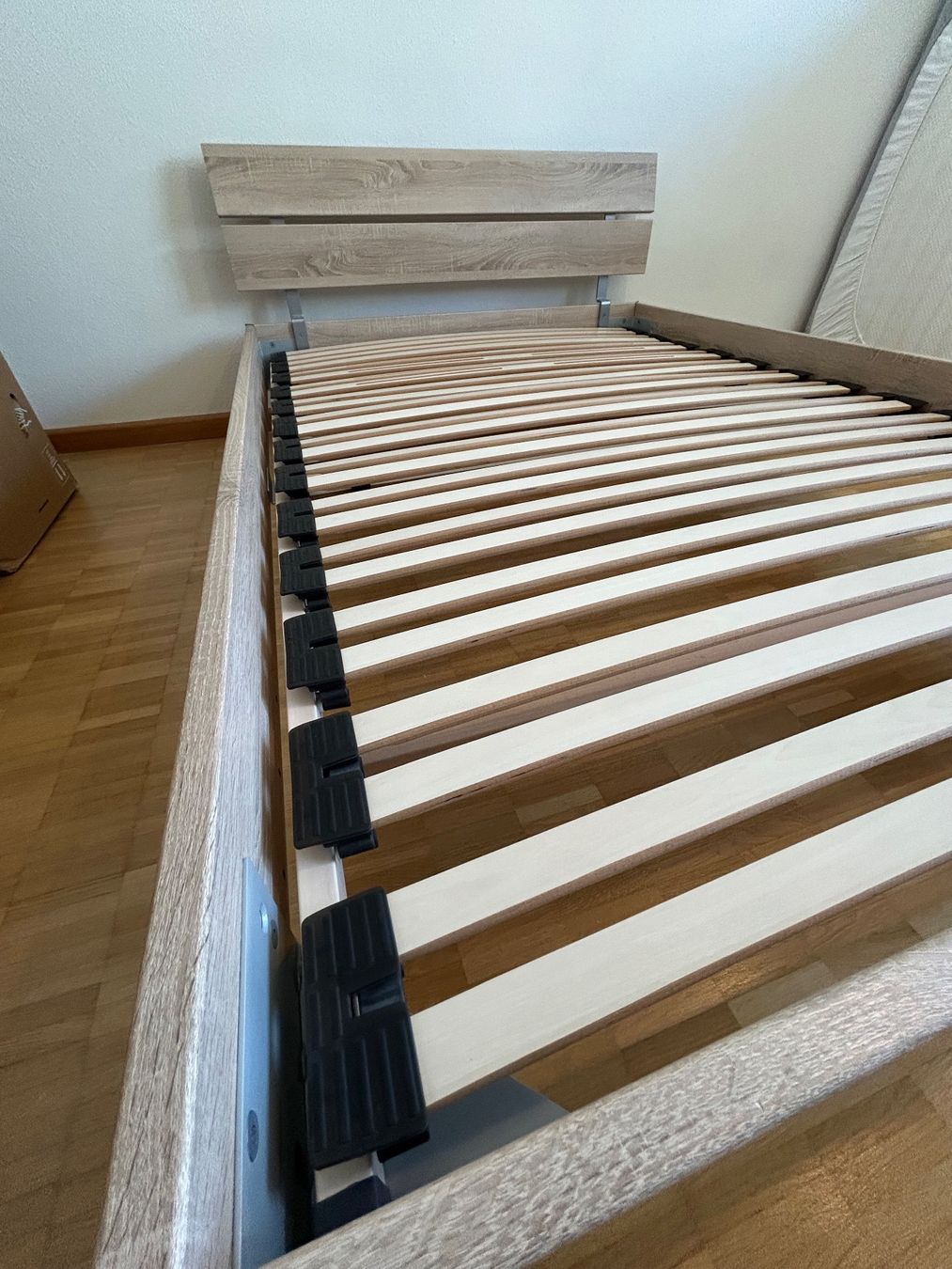 Letti: Bettgestell Holzoptik mit Lattenrost – Usato da Basel venduto da dor_ljs6 1