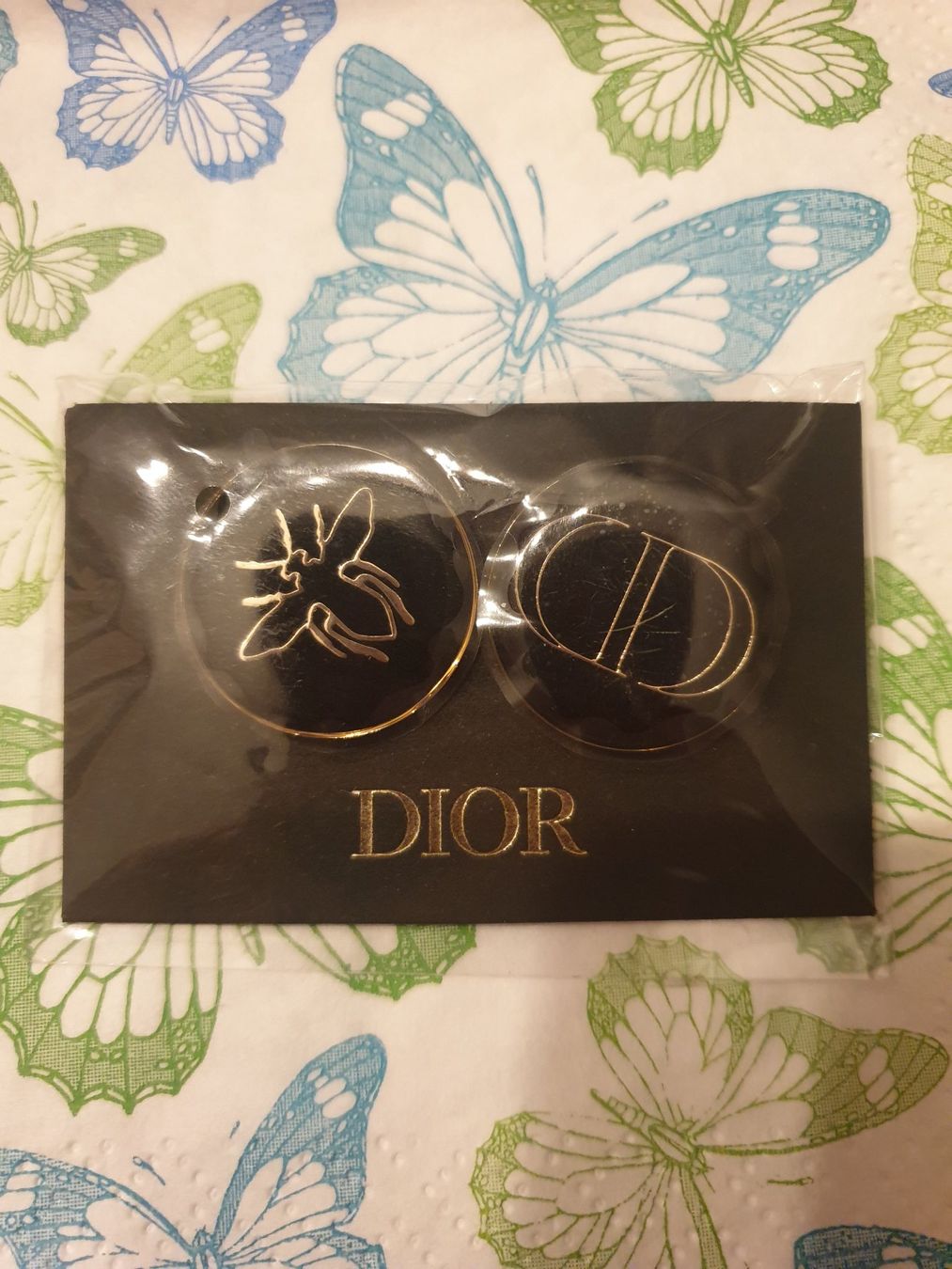 Placchette & Badge: 2 original Dior Pins, neu & ovp – Nuovo e nell'imballaggio originale da Neuendorf venduto da DeSiriA