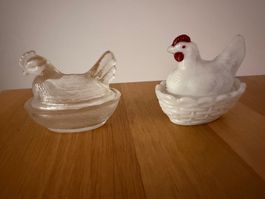 2 Vintage Hühner Deckeldosen aus Glas – Henne auf Nest