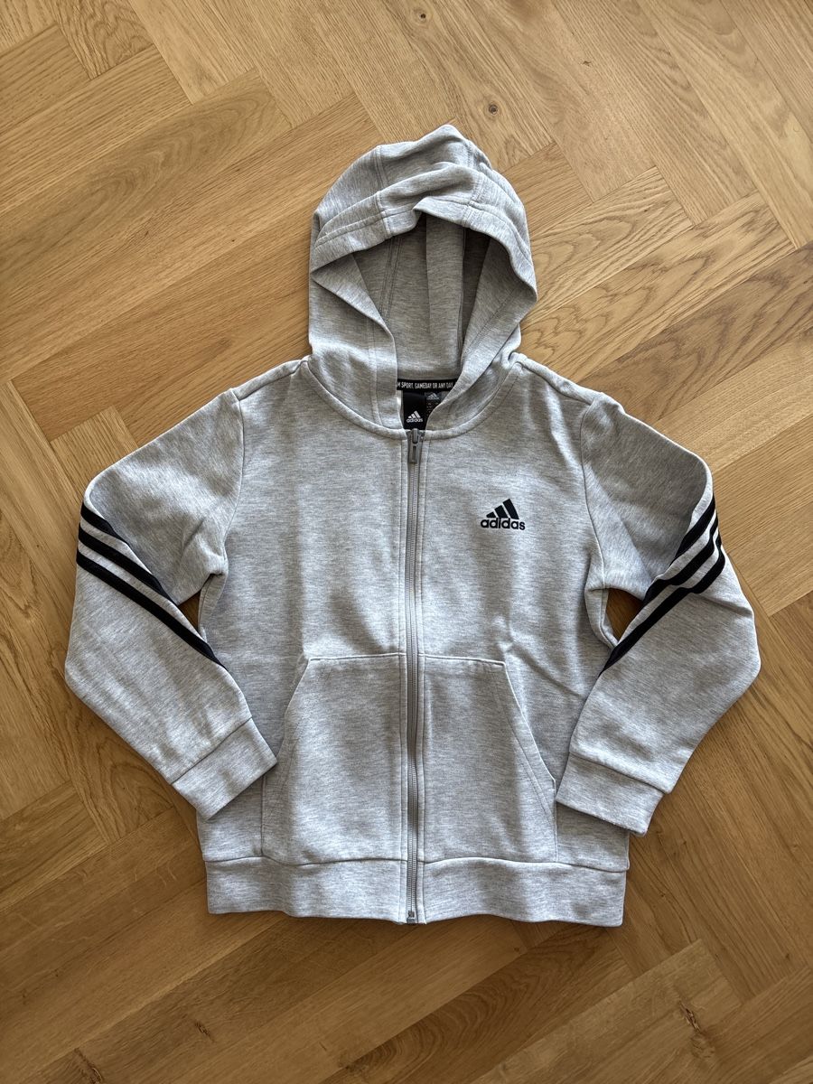 Adidas Jacken & Mäntel: Sweatjacke von Adidas, Grösse 140 – Gebraucht aus Wohlen AG von Michi761