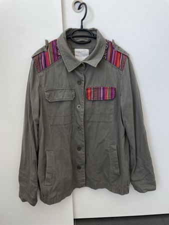 Veste kaki avec détails ethniques