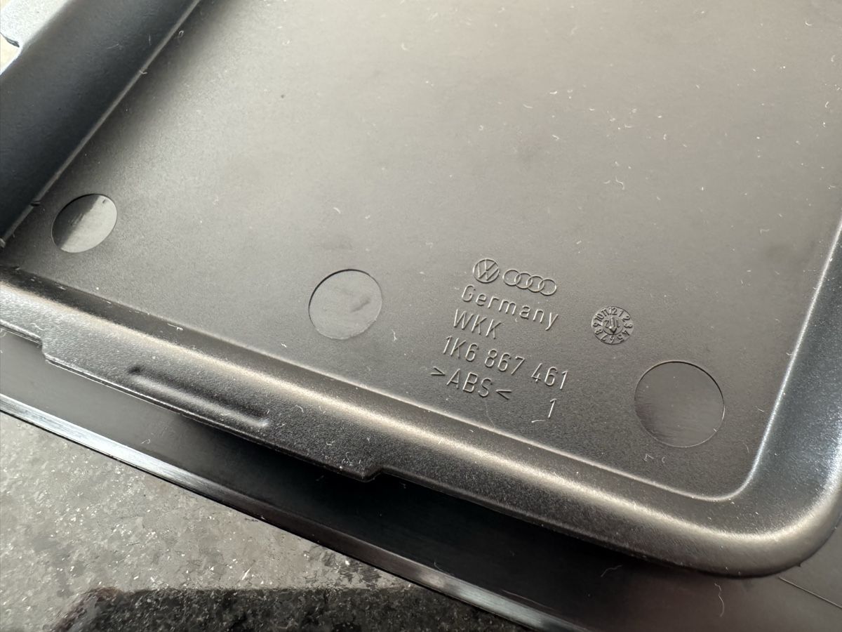 VW Tutti pezzi di ricambio auto: VW Golf V Abdeckung Steckdeckel 1K6867461 – Usato da Bern venduto da Sqlstring 1