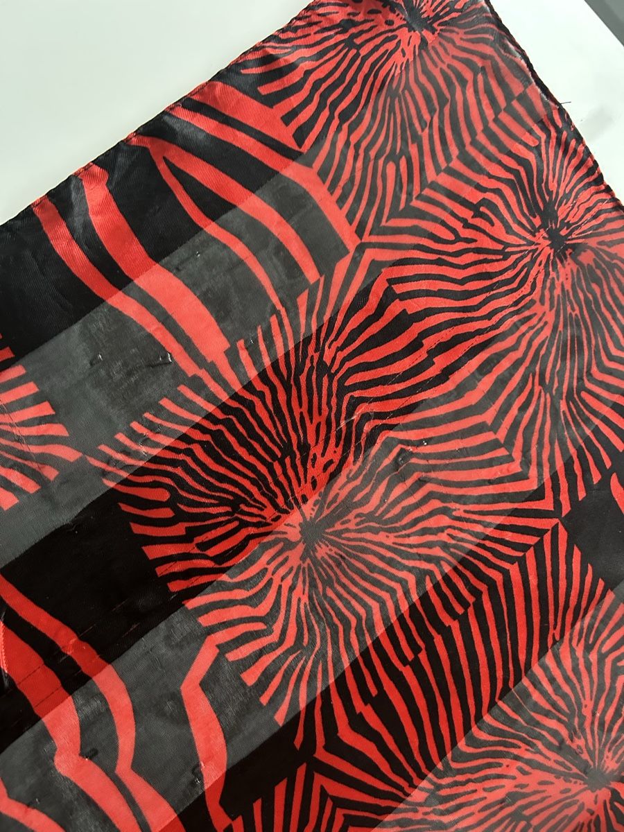 Foulards & écharpes: Scarf red black geometric print new – Neuf (Voir description) à Saland par ele_vc96 2