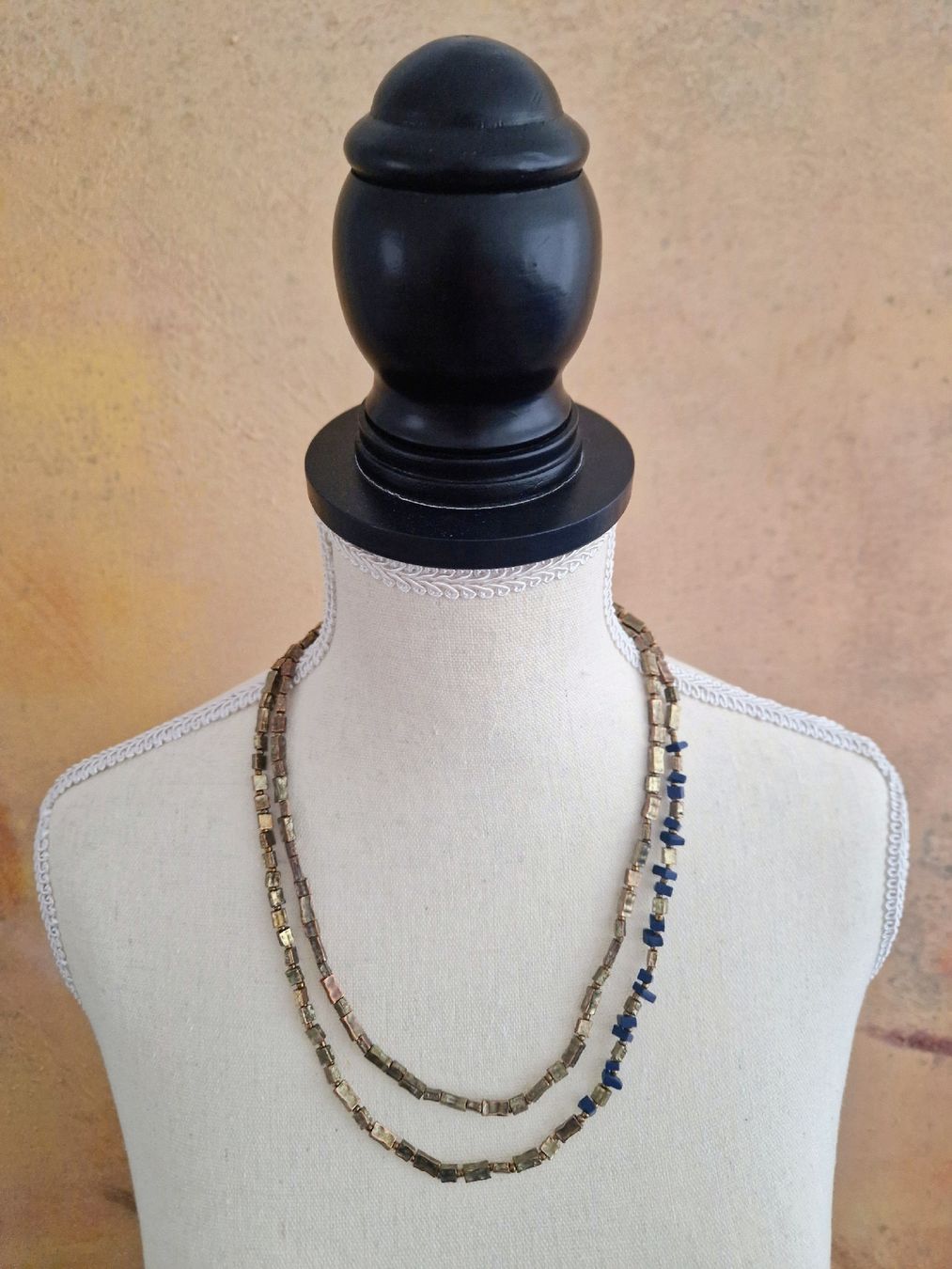Catenine: Lang Kette in Blau-Gold – Usato da Horgen venduto da akkohappyshopping