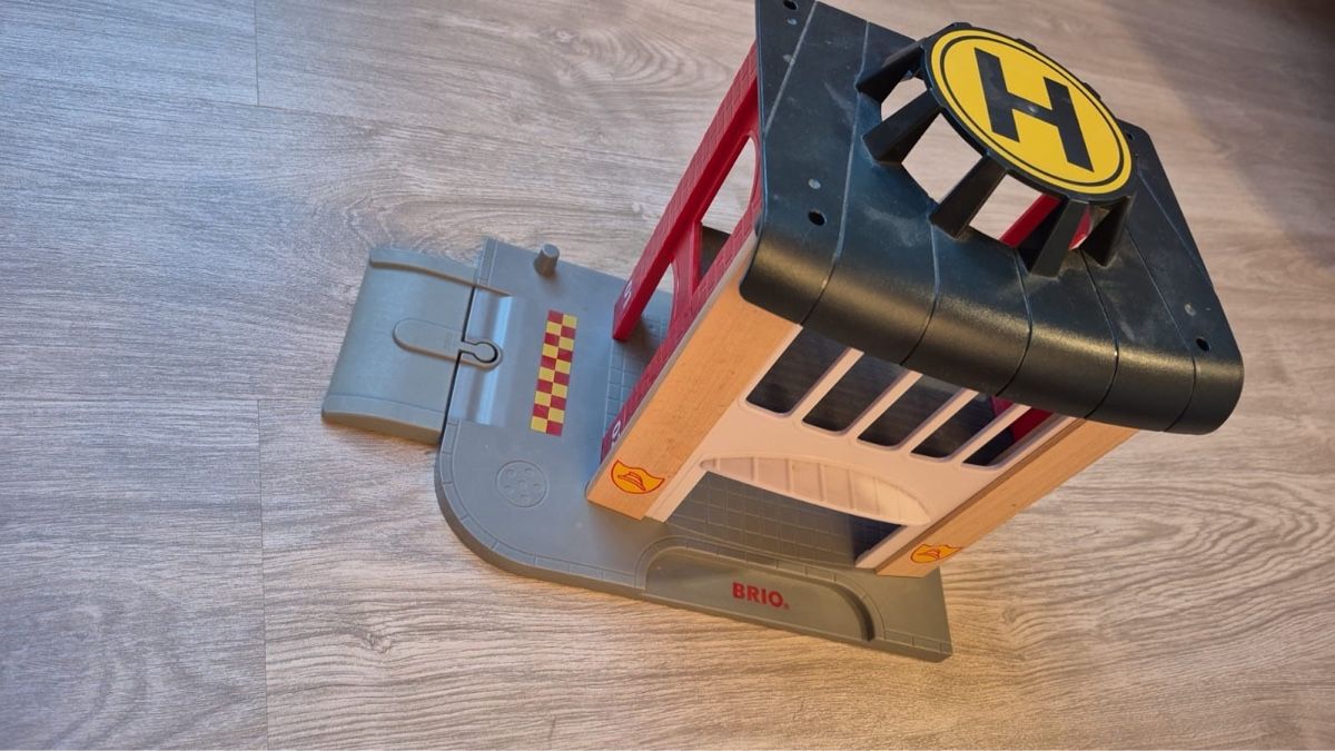 Brio Giocattoli: Brio Gebäude mit Helilandeplatz – Usato da Sirnach venduto da Fun3 1