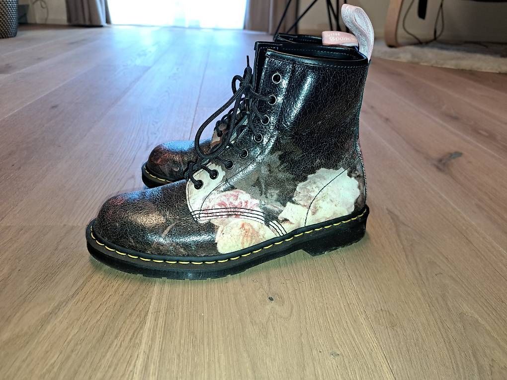 Dr. Martens Scarpe da donna: Dr. Martens Stiefel mit Blumen Grösse 43 – Usato da Triesen venduto da Snowball82