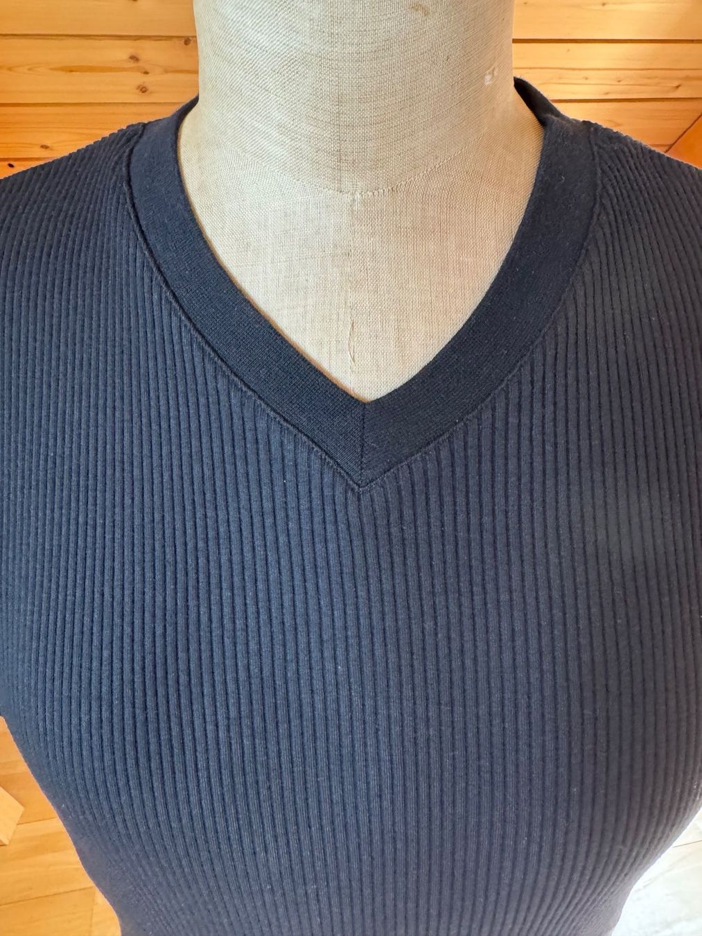 T-shirt: Schwarzes T-Shirt mit V-Ausschnitt – Nuovo (secondo la descrizione) da Stäfa venduto da Mofi8712 3