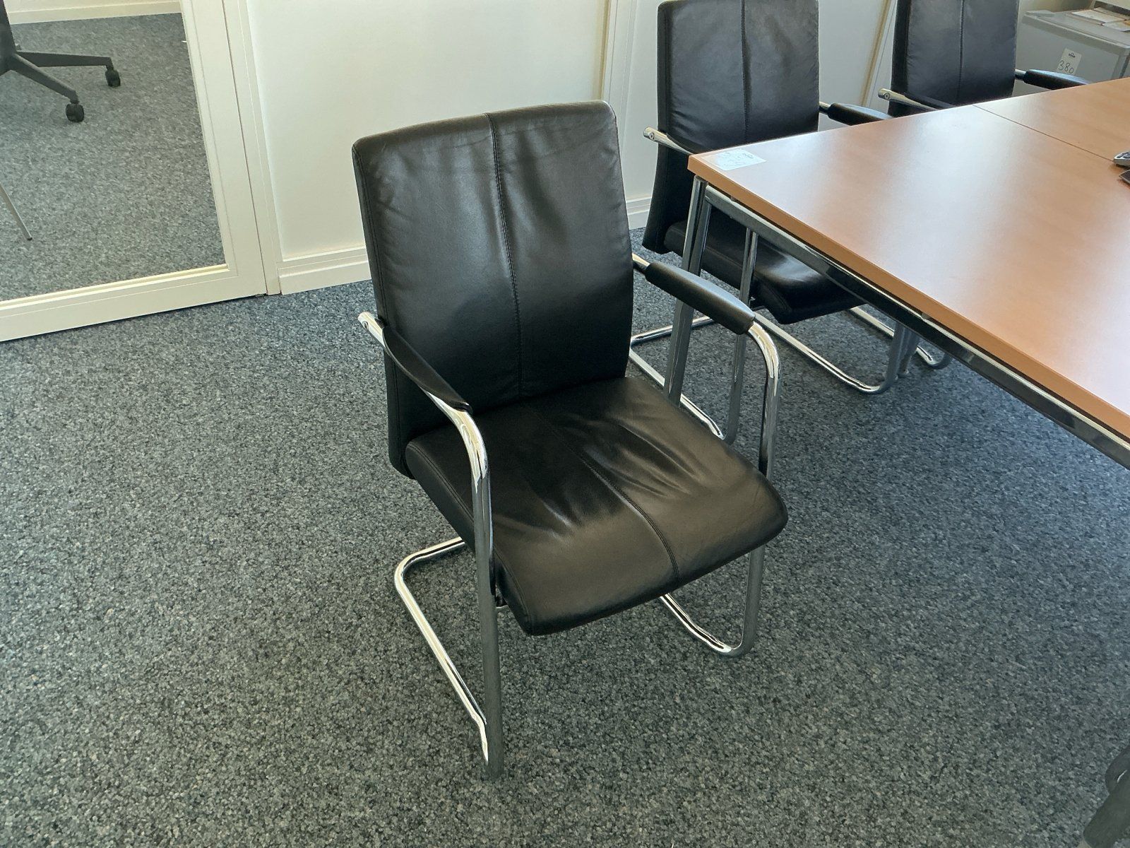 Scrivanie: Konferenzraumtisch mit 5 Stühlen – Usato da Zürich venduto da PIPM_Switzerland 3