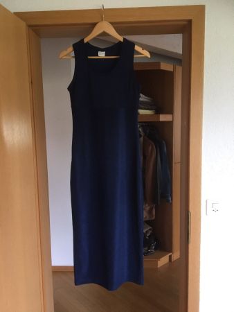 Langes anliegendes blaues Kleid
