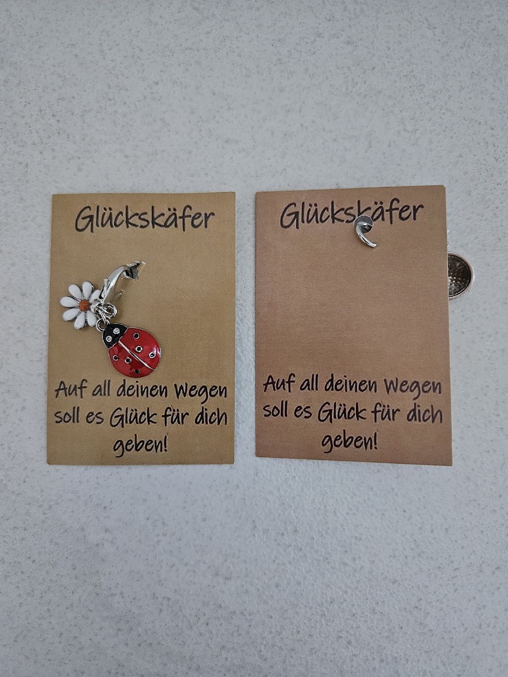 Ciondoli: Glücksbringer Marienkäfer mit Blümchen Anhänger Set 2 Stck – Nuovo e nell'imballaggio originale da Oftringen venduto da Mrg3 2