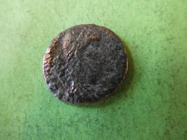 uralte Bronzemünze Kopf nach rechts    17 mm     2.29 g