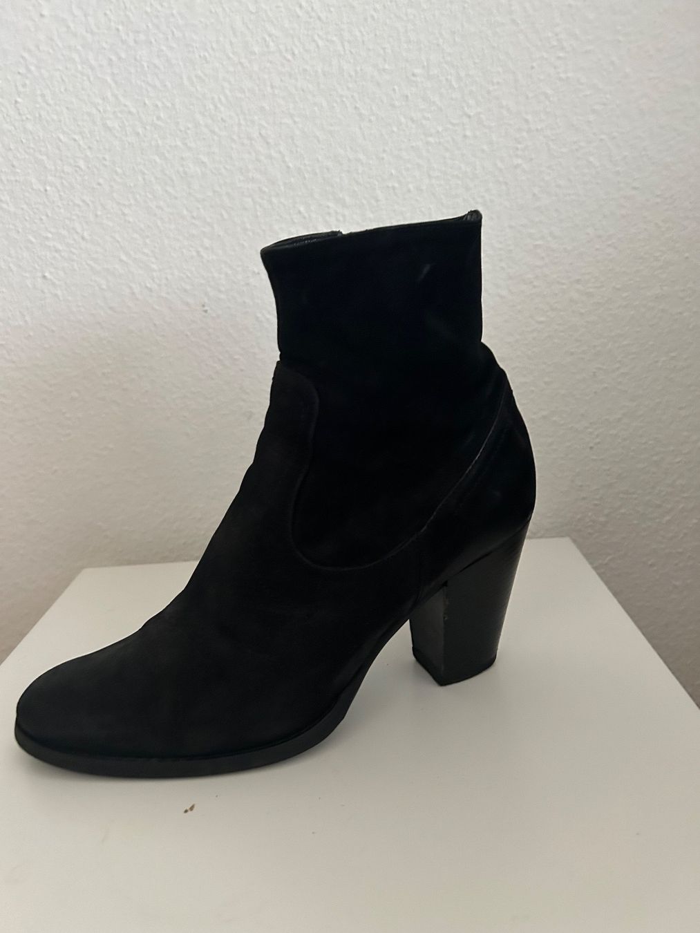 Damenschuhe: Schwarze Wildleder Stiefeletten Gr. 39 – Gebraucht aus Zumikon von nat_96zs