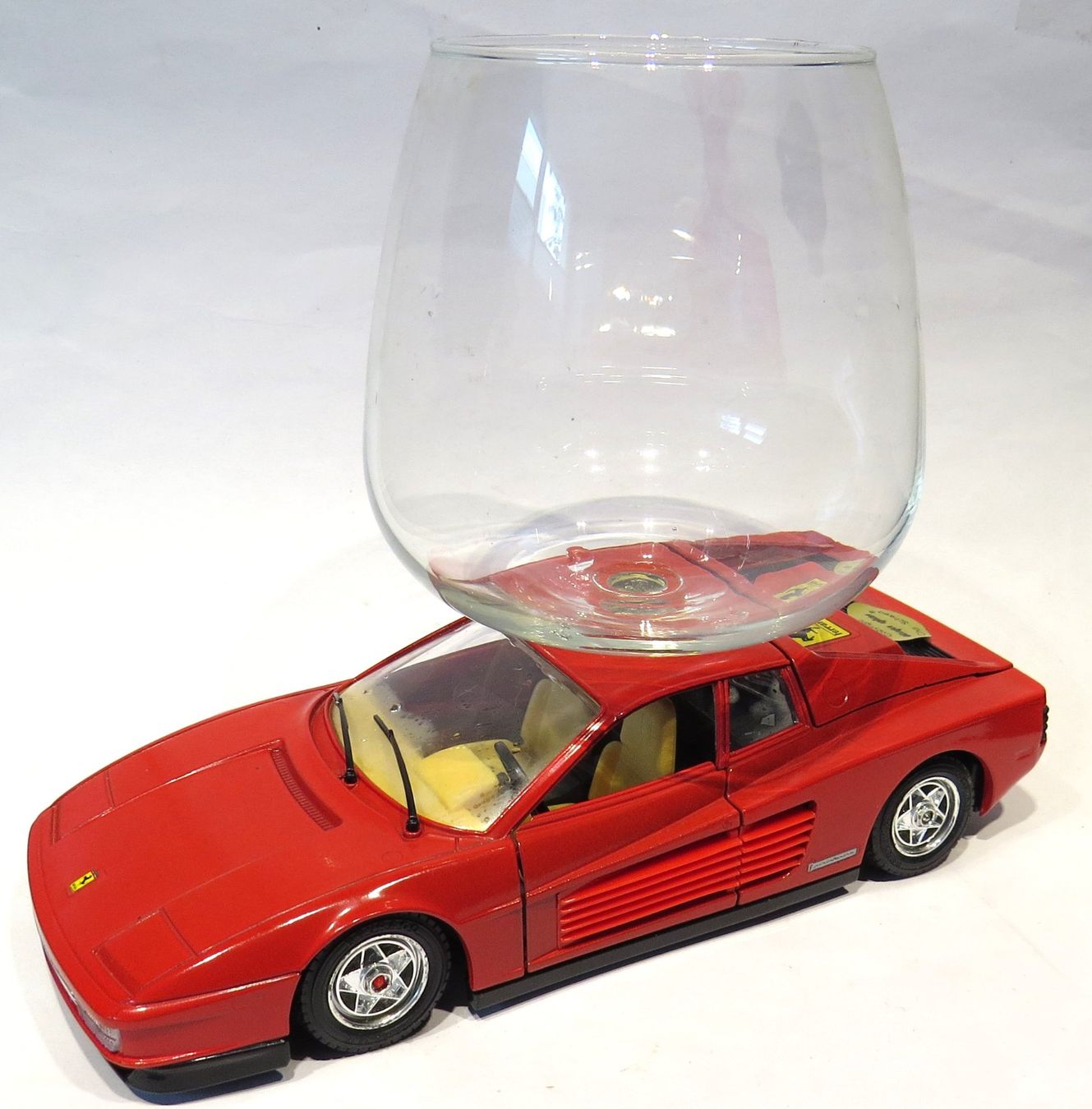Bburago Modellautos: 1:24 Ferrari Testarossa mit Weinglas im Dach – Gebraucht aus Ettingen von campione_1