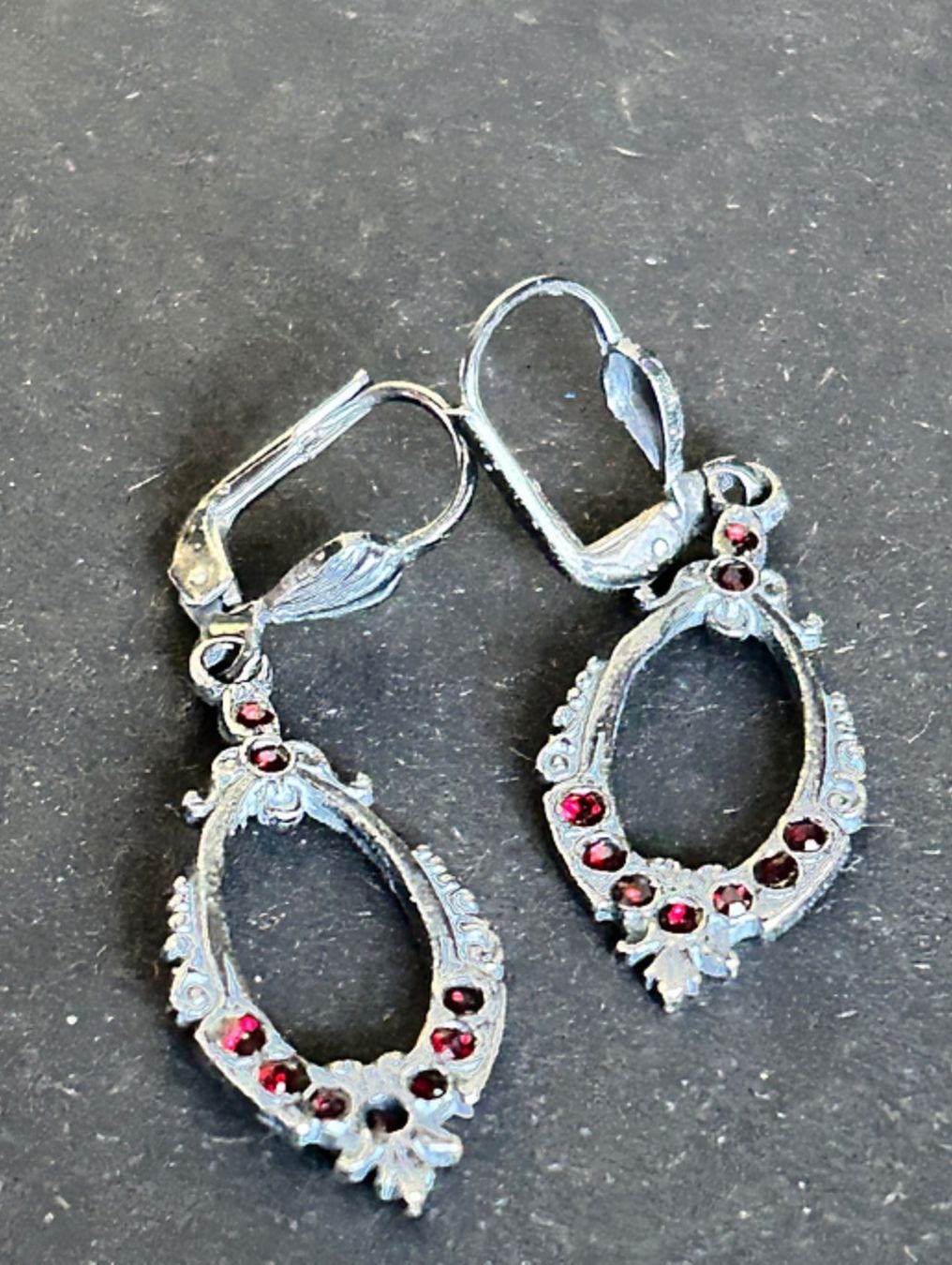 Boucles d'oreille: Silberohrringe mit dunkelroten Steinli – D'occasion à Dittingen par Bellevista 3