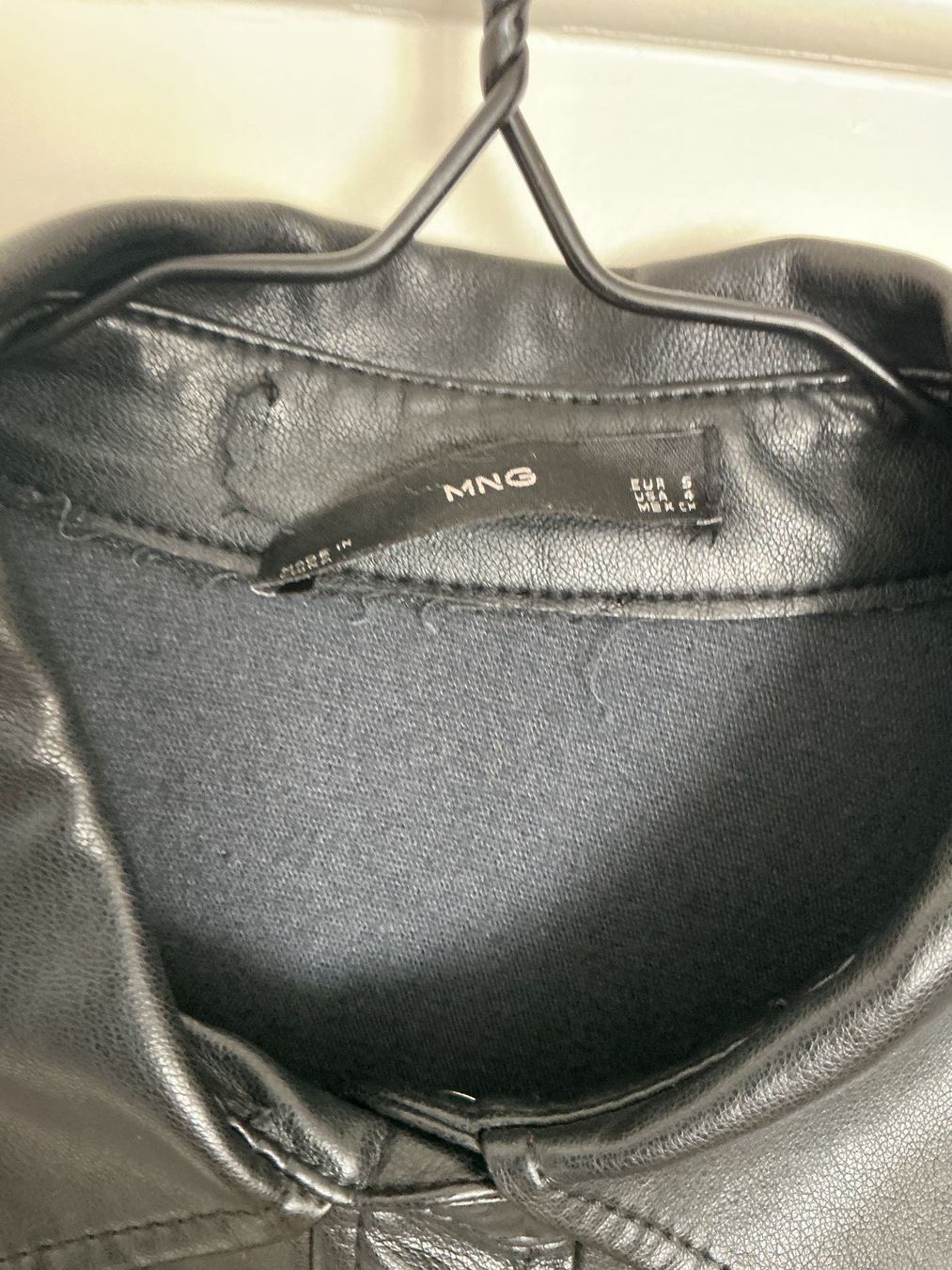 Mango Giacche: Schwarze Kunstlederjacke von Mango – Usato da Zürich venduto da vesieber 1