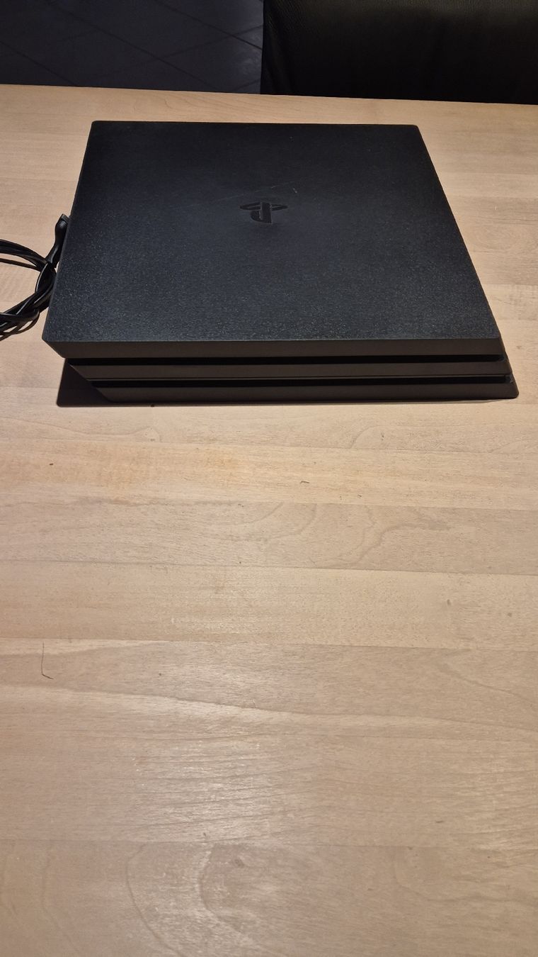 Sony Konsolen: PS4 Pro mit 10 Games – Gebraucht aus Otelfingen von Thekillingcow 4