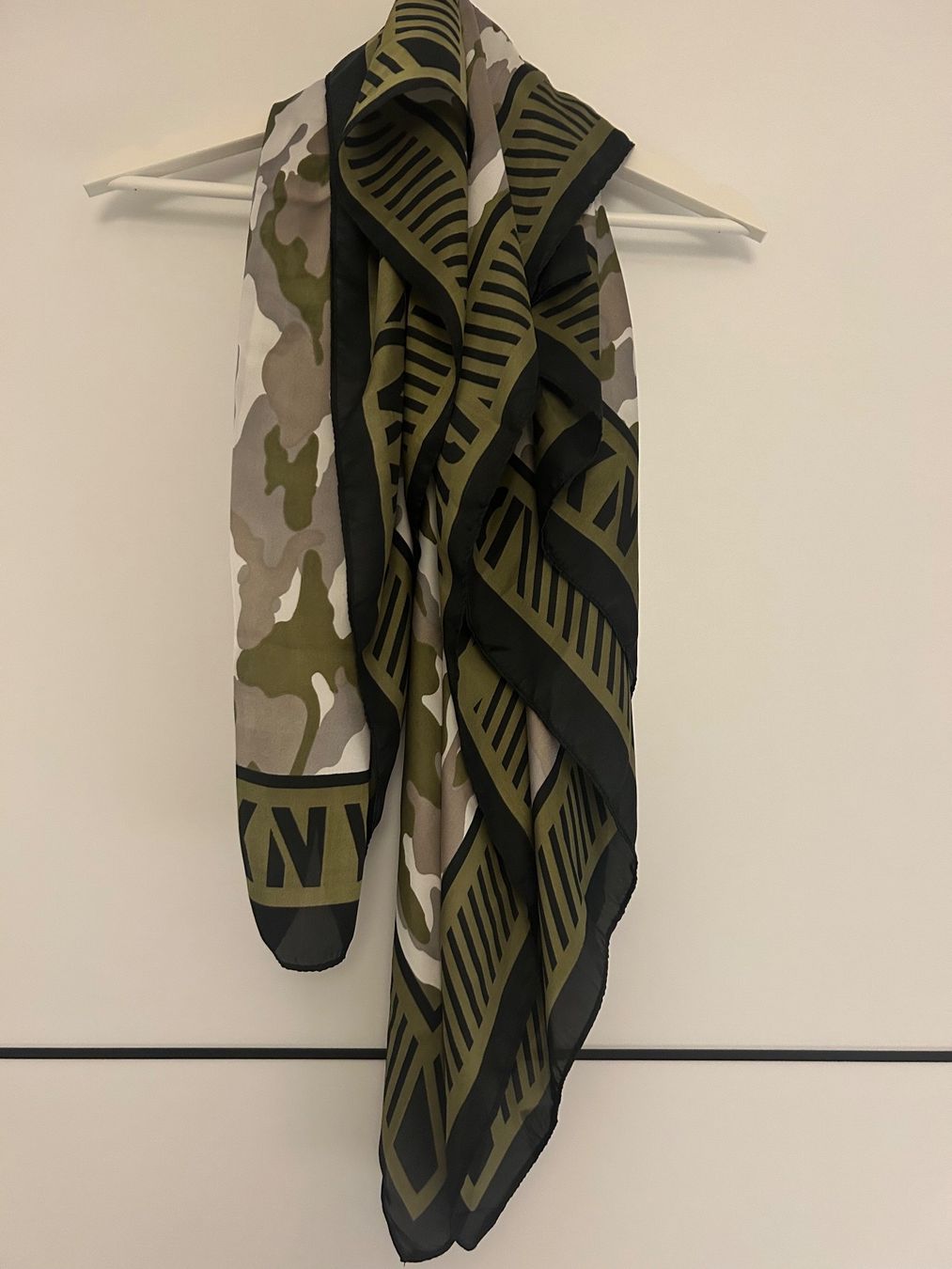 DKNY Foulards, Tücher & Schals: Tuch Neu – Neu (gemäss Beschreibung) aus Zürich von AJO91