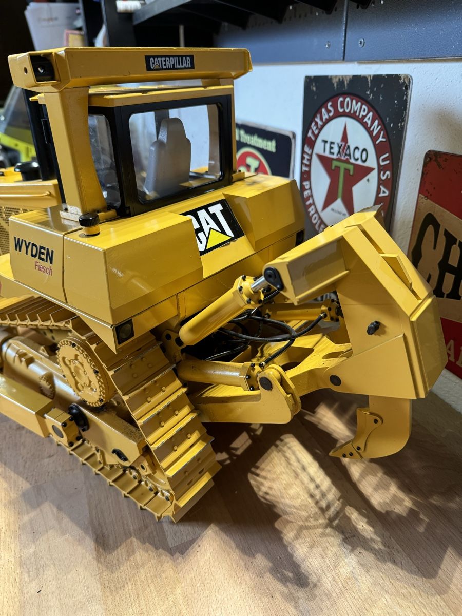 Caterpillar RC Modellbau: Bulldozer 1/14 caterpillar D10 rc  – Gebraucht aus Dorénaz von  3