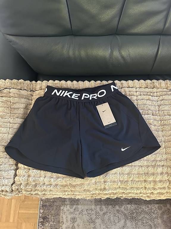 Nike Pantaloni: Nike Shorts – Usato da Allschwil venduto da Siljo1