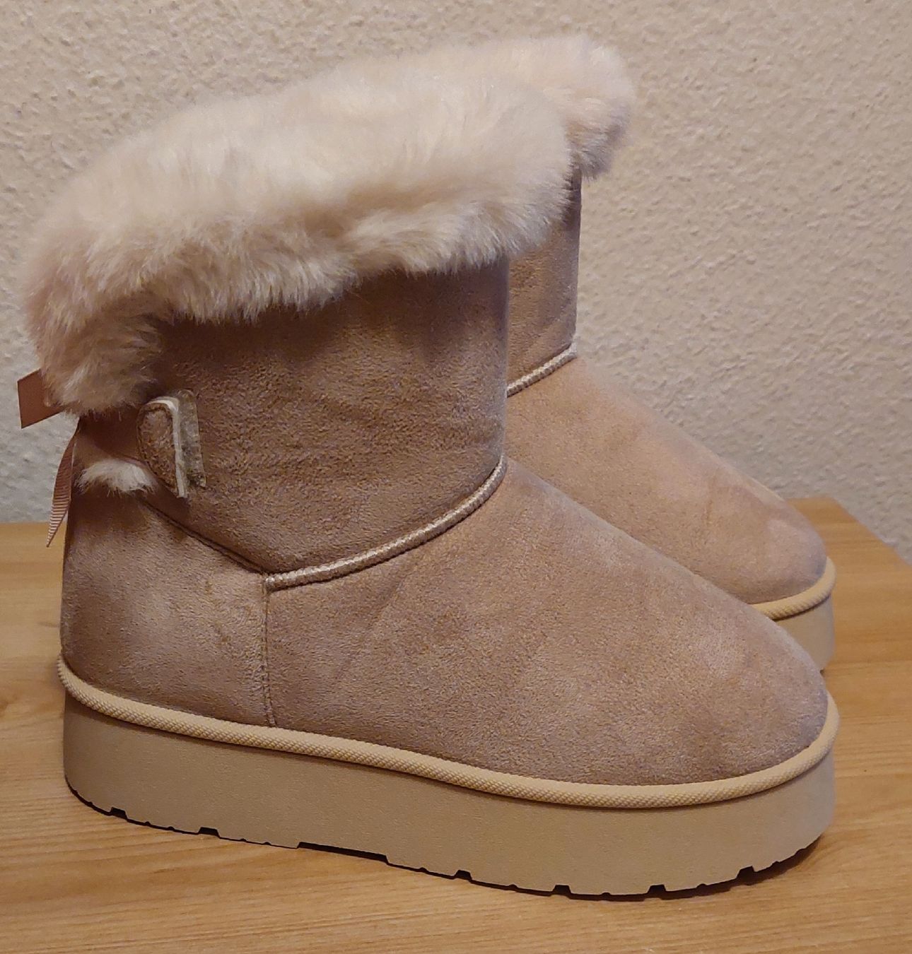 Scarpe da donna: Neue Stiefel beige, Gr. 37.5 – Nuovo (secondo la descrizione) da Oberwil BL venduto da Hunajakakku 2