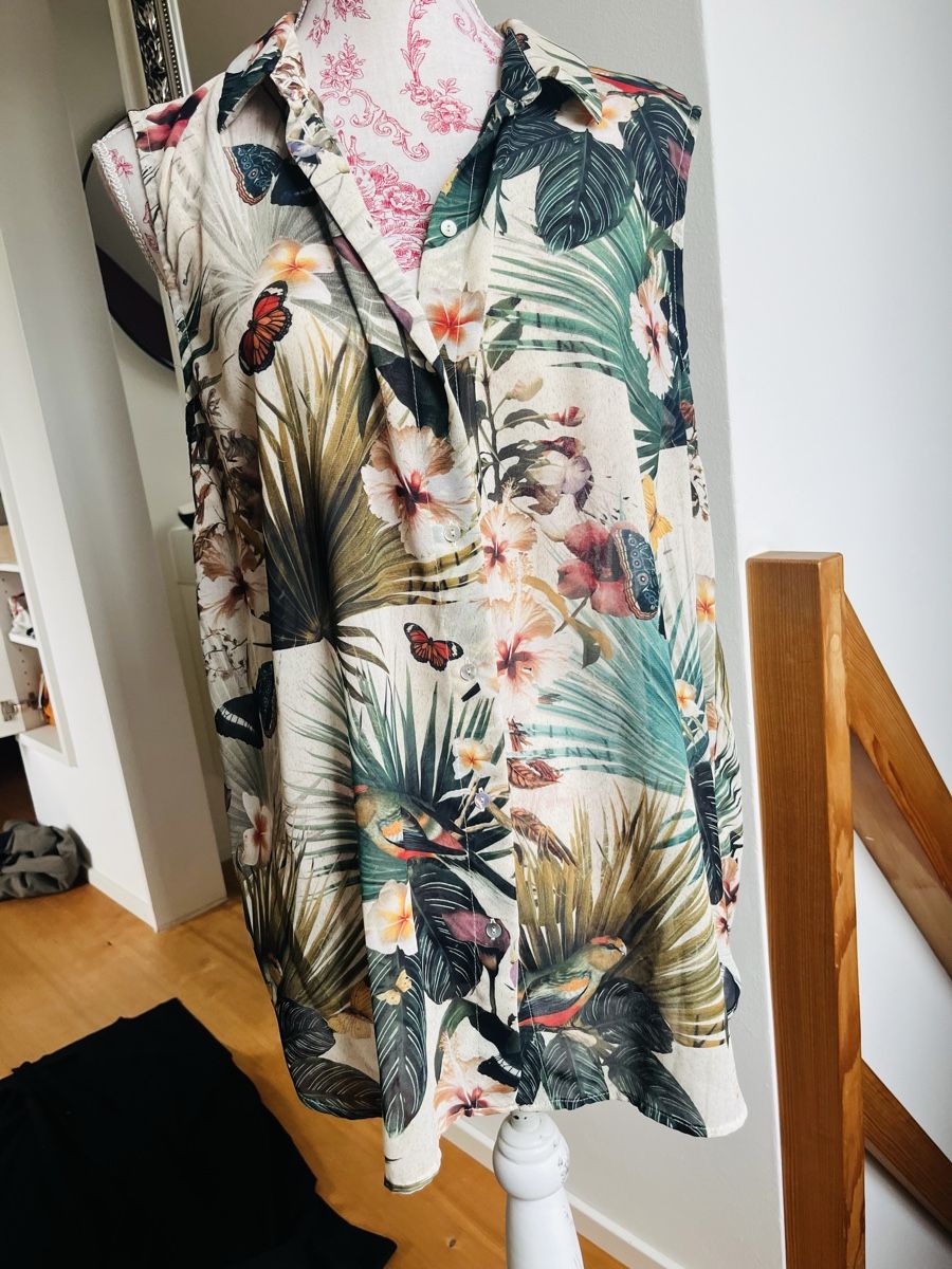 Lotti di vestiti: Sommer-Outfit: Weste, Blumenbluse & kurze Hose – Usato da Winterthur venduto da Nanole 4