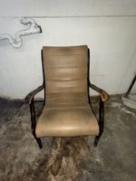 Fauteuil vintage en cuir noir et beige à retaper