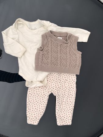 Lot Bébé 68cm, body, gilet & pantalon fleuri💐