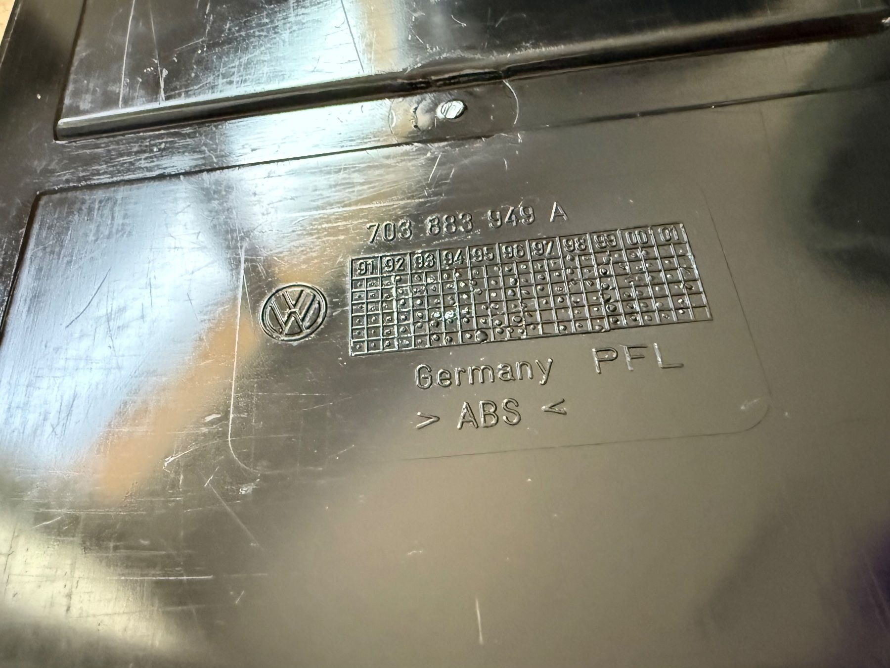 VW Tutti i ricambio: VW T4 Ablagefach hinter Back to Back Sitz – Usato da Altendorf venduto da Elenaneagu22 4