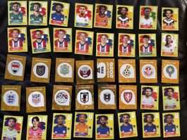 40 verschiedene Panini Sticker, darunter viele Goldene. 