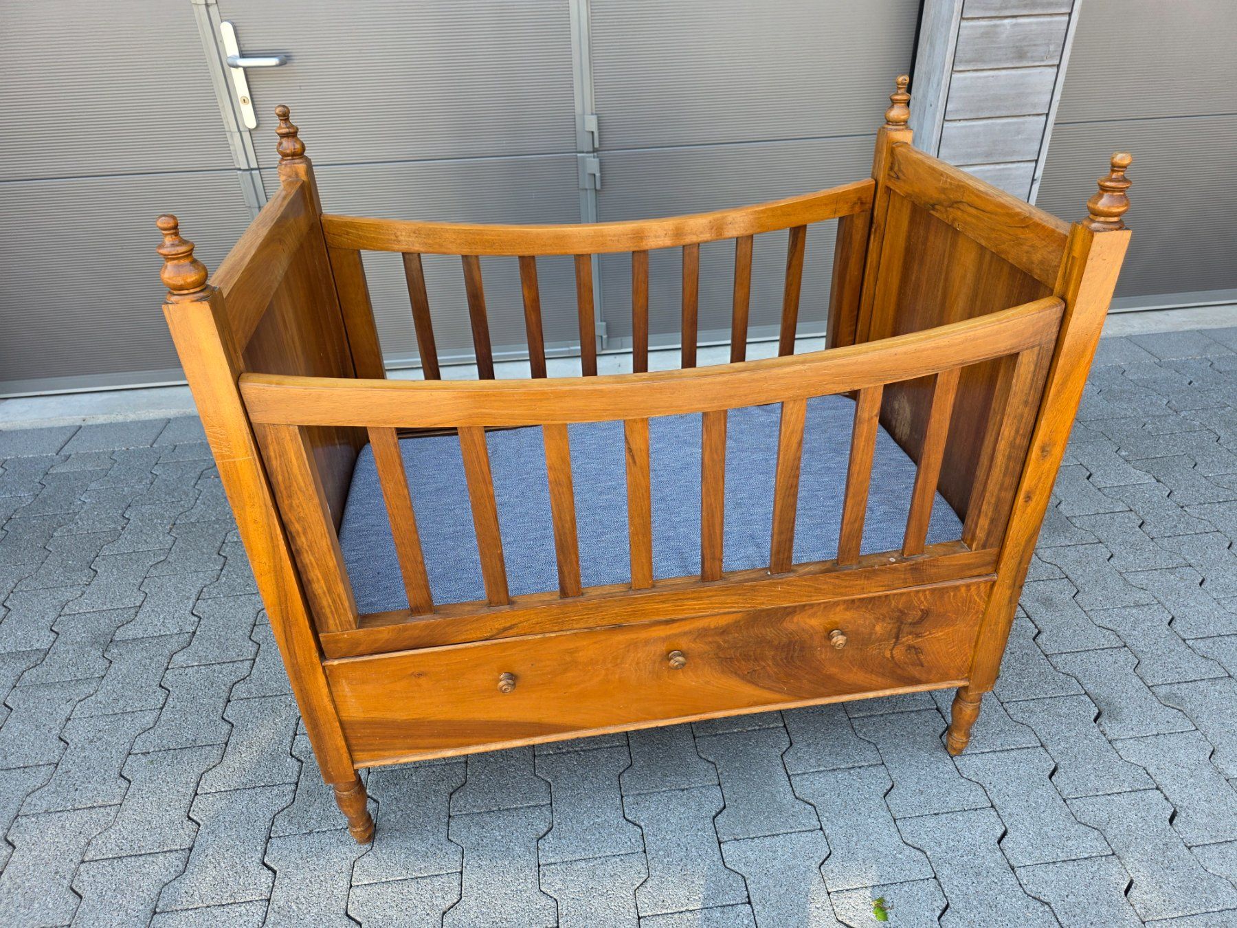 Letti: antikes Kinder Bett Nussbaum Kinder Bettstatt – Usato da Walterswil BE venduto da Lonitti