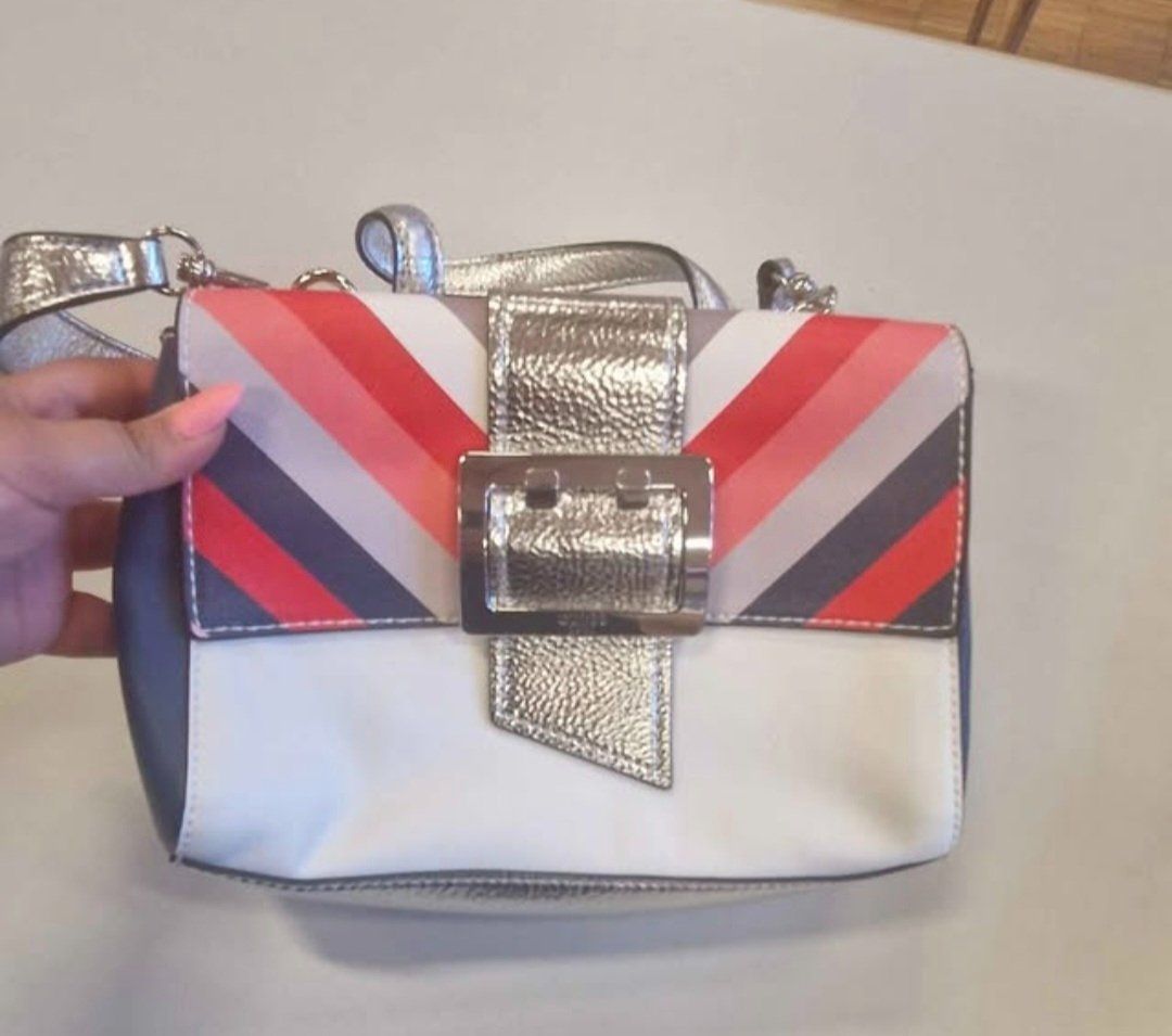 Guess Borse da donna: Sac a main Guess – Nuovo (secondo la descrizione) da Sonceboz-Sombeval venduto da ser_7cxw