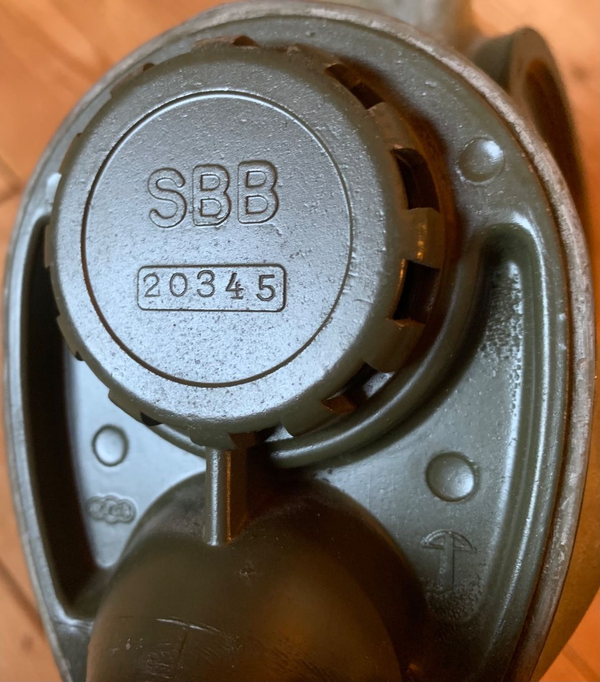 Visage & Oreilles: 2 Gasmasken der SBB mit Büchse – D'occasion à Goldingen par Bergler012 2