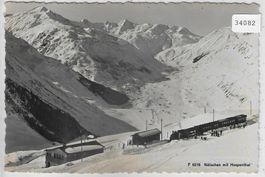 Nätschen Bahnhof mit Dampfzug mit Hospenthal im Winter