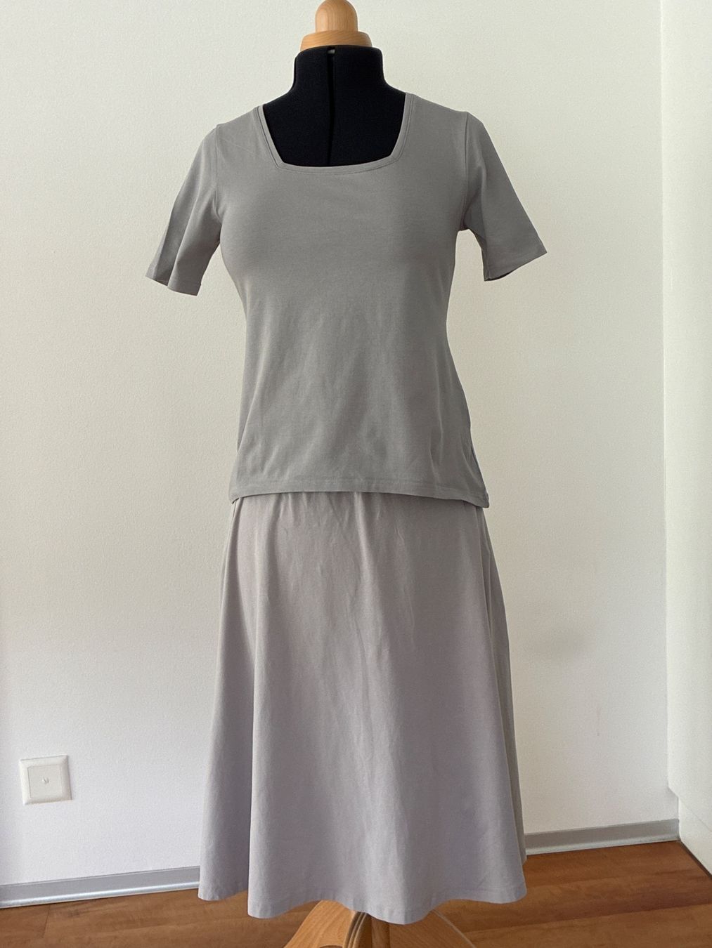 Costumi: Dreiteiler:  2 Shirts mit Rock von Enna – Usato da Davos Platz venduto da nanigl 3