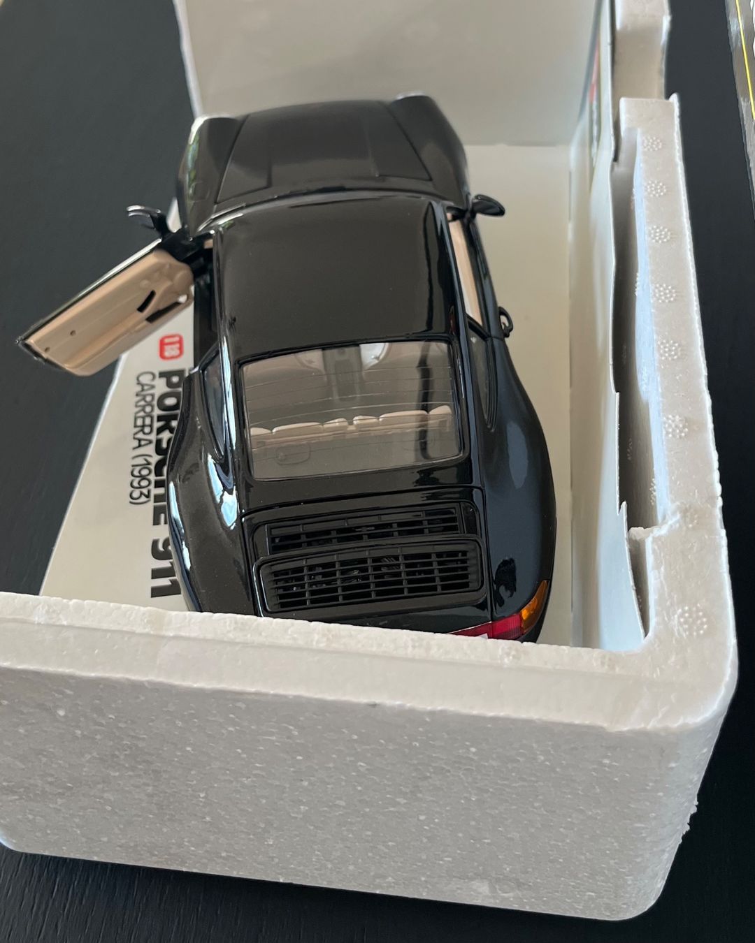 Porsche Modellautos: Porsche 911 Carrera 1993, 1:18 – Gebraucht aus St-Cergue von ncu_t267 5