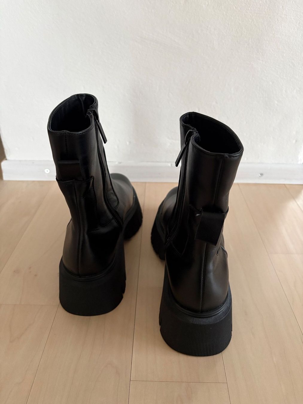 Zara Scarpe da donna: Neuwertige Zara Leder-Boots Gr.38 – Nuovo (secondo la descrizione) da Gossau SG venduto da Black-Queen 2