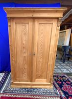 Schöner antiker Tannenschrank ein BIJOU
