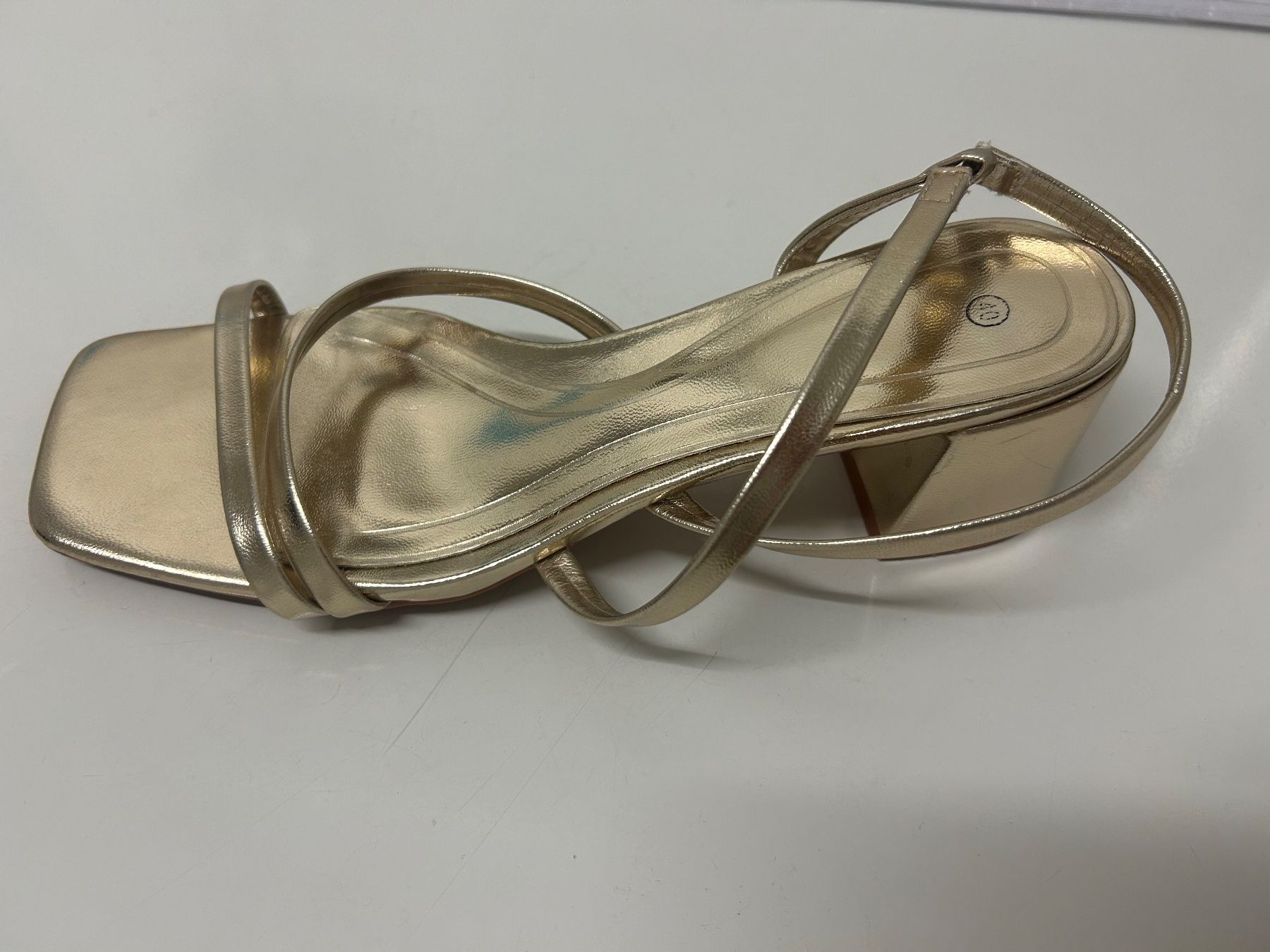 Scarpe da donna: Goldene Sandalen mit Absatz, Grösse 40 – Usato da Zürich venduto da Lolaa123 7